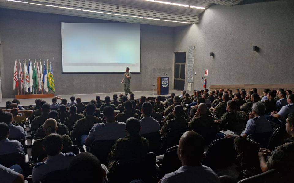 Walter Robôs de farda palestrando sobre robôs e mercado num auditório militar lotado