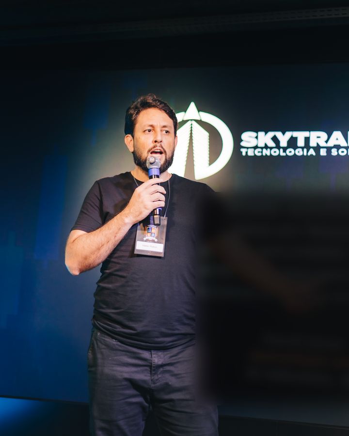 Walter Robôs ao microfone no palco da SkyTrader