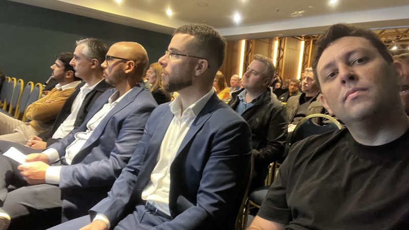 Walter palestrando 'O Fim do Achismo' no evento Resultados Exponenciais com IA — Argentum, Porto Alegre, 03 de junho de 2025