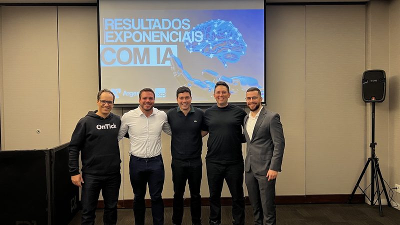 Walter no palco com André Felpa, Marcelo Carvalho e equipe OnTick — Resultados Exponenciais SP, julho 2025