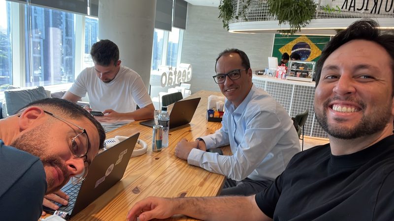 Walter em bate-papo no escritório XP em São Paulo durante DevsHub OnTick/XP